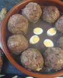 Nidos de huevos de codorniz cubiertos