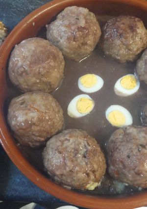 Una foto de Nidos de huevos de codorniz cubiertos