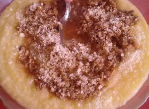 Una foto de Polenta Con salsaa!! Especiall para pasar el friio♡