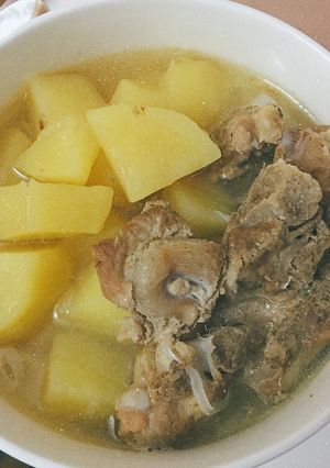 Hình của món Khoai tây hầm xương.