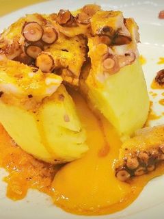 Una foto de Coulant de Patata, Huevo y Pulpo con salsa al Pimentón