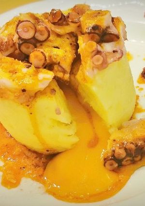 Una foto de Coulant de Patata, Huevo y Pulpo con salsa al Pimentón
