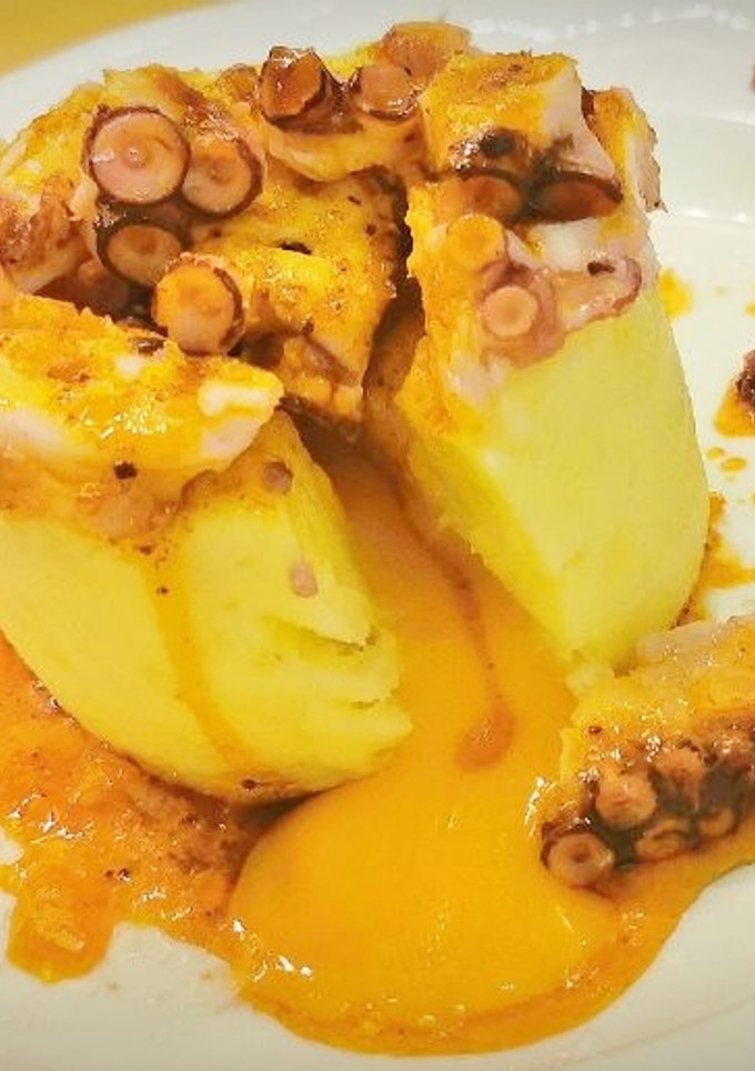 Una foto de Coulant de Patata, Huevo y Pulpo con salsa al Pimentón