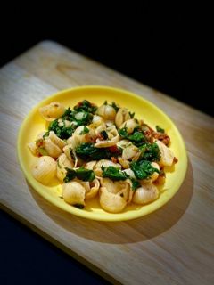 शेल पास्ता विद स्पिनाच (shell pasta with spinach recipe in Hindi) रेसिपी मुख्य फोटो