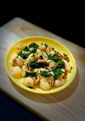 शेल पास्ता विद स्पिनाच (shell pasta with spinach recipe in Hindi) रेसिपी मुख्य फोटो