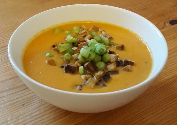 Karotten-Kokos Cremesuppe mit Räuchertofu und Frühlingszwiebeln ...