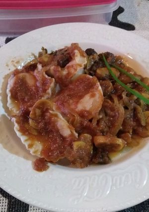 Una foto de Tortelloni especiales de jamón y queso con salsa de champiñones y hongos