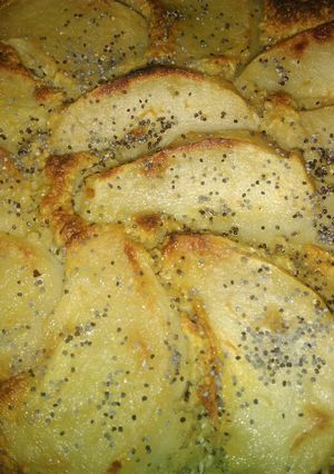 Una foto de Torta de avena, pera y amapola sin azúcar