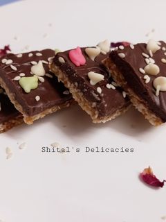 तीळ चॉकलेट चिक्की (til chocolate chikki recipe in marathi) रेसिपी चे मुख्य फोटो