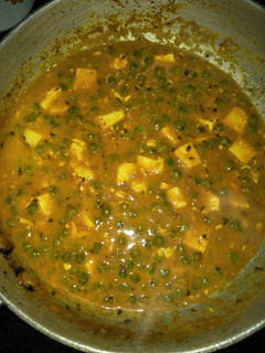 A picture of Matar paneer.