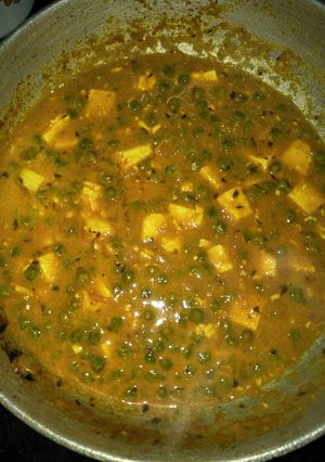A picture of Matar paneer.