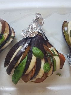 Una foto de Berenjenas rellenas en abanico