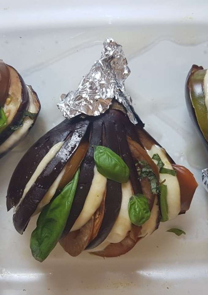 Una foto de Berenjenas rellenas en abanico