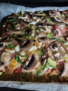 Una foto de Pizza con base de brócoli y champiñón
