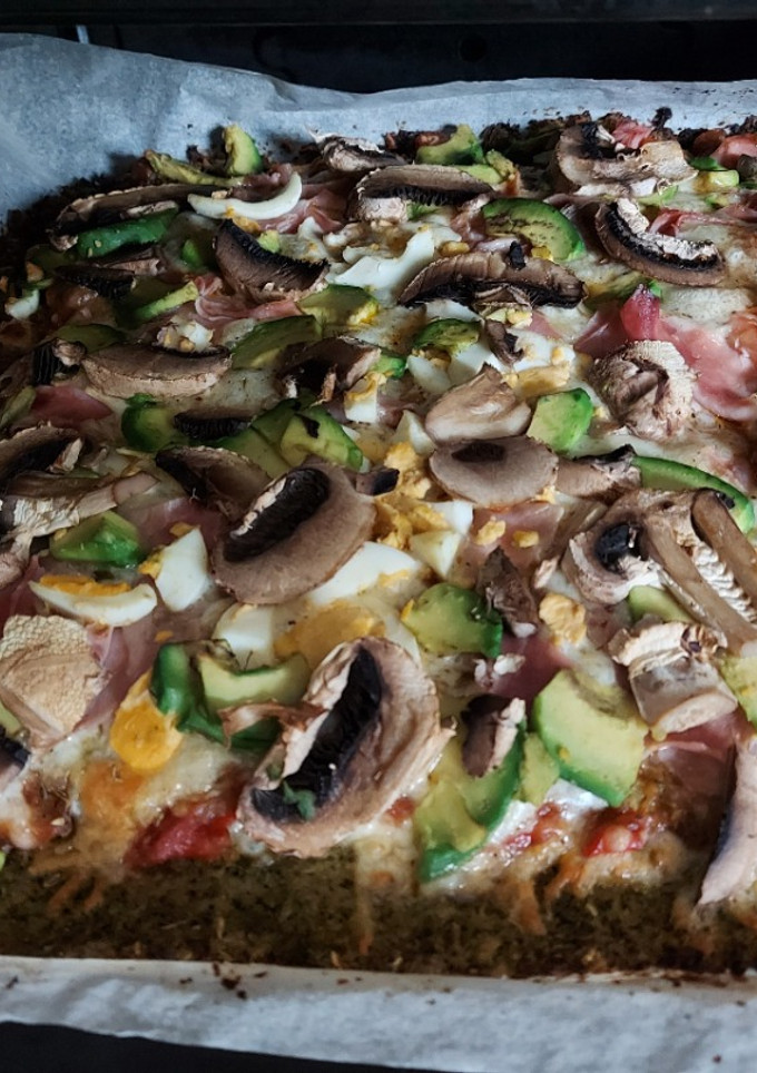 Una foto de Pizza con base de brócoli y champiñón
