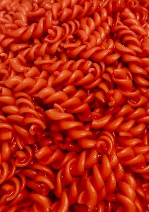 Una foto de Fideos rojos