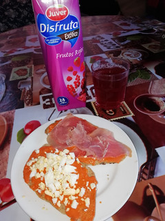 Una foto de Tostada con salmorejo, huevo duro y jamón