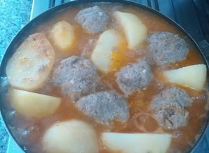 Una foto de Sudado de albóndigas y papas