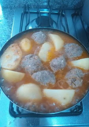 Una foto de Sudado de albóndigas y papas