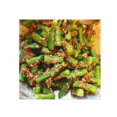 A picture of Kidney beans with sesame seeds.