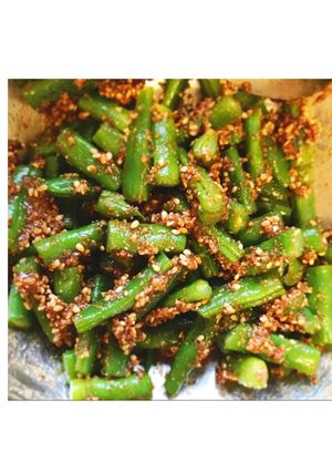 A picture of Kidney beans with sesame seeds.