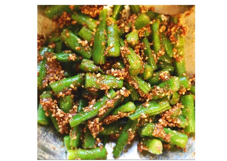 Kidney beans with sesame seeds