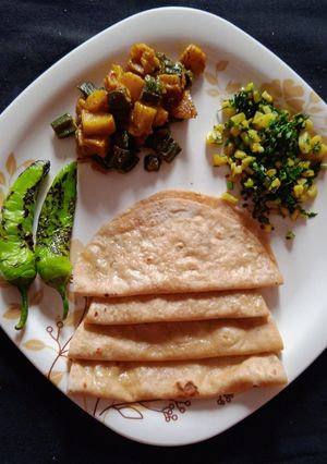રોટલી (Rotli Recipe In Gujarati) રેસીપી મુખ્ય ફોટો