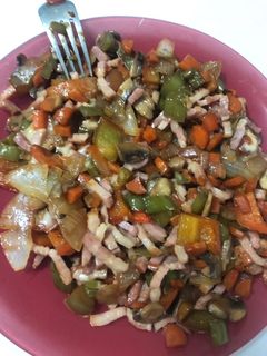 Una foto de Verduras salteadas con bacon