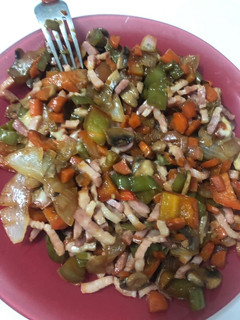 Una foto de Verduras salteadas con bacon