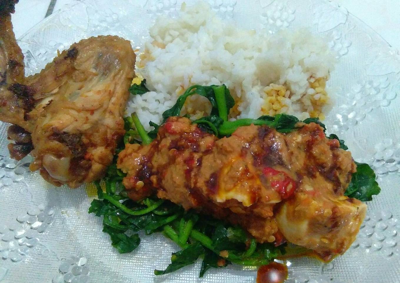 Nasi pecel selada air tahu + ayam ungkep bb rujak