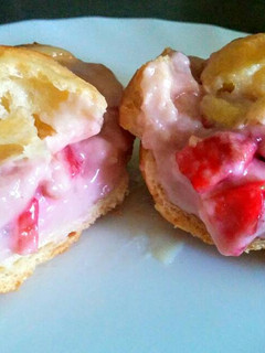 Una foto de Dulces rellenos de crema de fresas