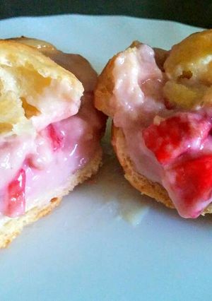 Una foto de Dulces rellenos de crema de fresas