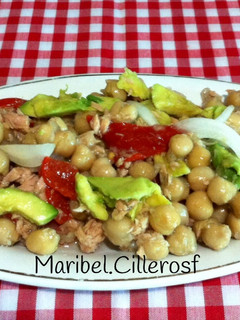 Una foto de Ensalada de garbanzos y aguacate