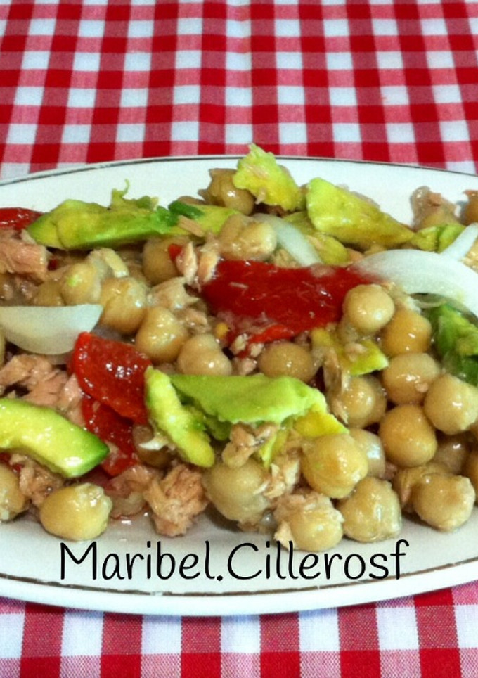 Una foto de Ensalada de garbanzos y aguacate