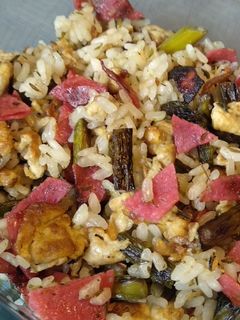 Una foto de Arroz rápido con acompañamiento variado