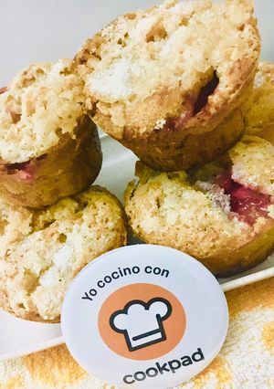 Una foto de 🧁MUFFINS🧁CON 🍓🍓🍓🍓🍓🍓FRUTILLAS🍓 (sin huevos)