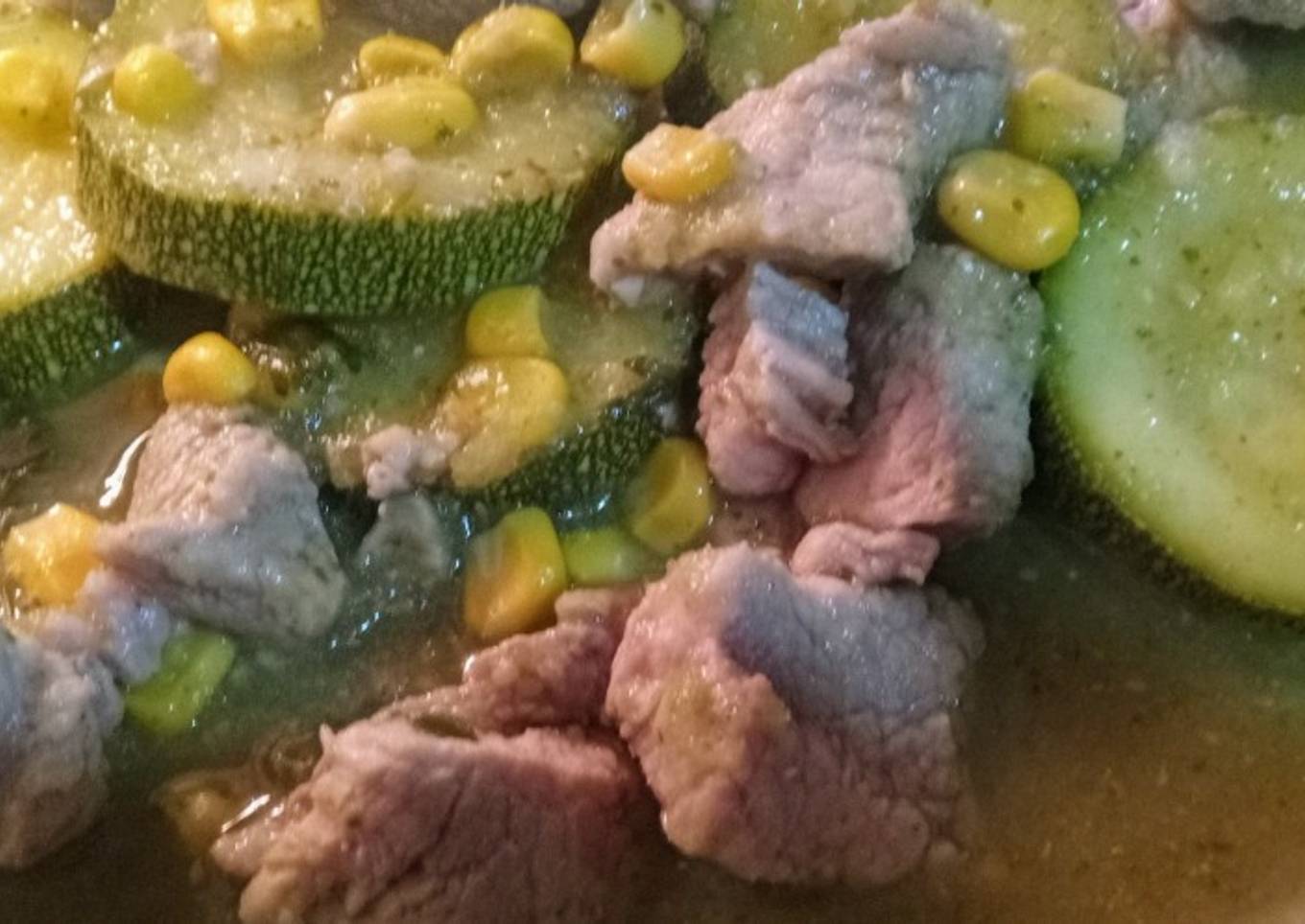 Carne de cerdo en salsa verde con elotes y calabacitas