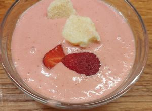 Hideg eperleves túrógombóckákkal recept fotója