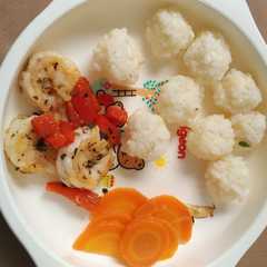 รูปของ Cheesy rice balls with shrimp butter paprika + steam carrots (mpasi 10m+)