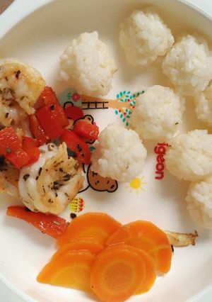 Foto resep Cheesy rice balls with shrimp butter paprika + steam carrots (mpasi 10m+)