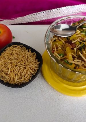 ઈન્દોરી પૌંઆ (Indori Poha Recipe In Gujarati) રેસીપી મુખ્ય ફોટો