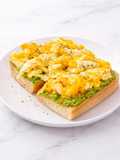 Tostas de aguacate y huevos revueltos