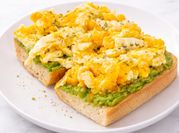 Una foto de revuelto palta y huevo