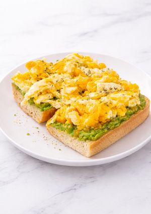 Una foto de Tostas de aguacate y huevos revueltos