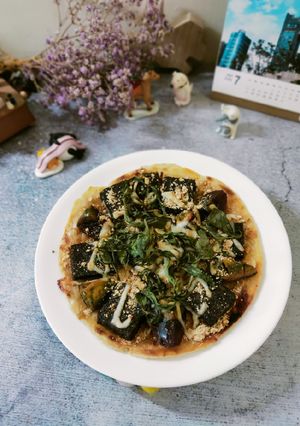 皮蛋米血九層塔披薩 的食譜成品照片