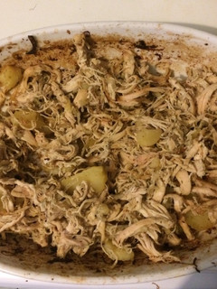 Una foto de Pechugas de pollo al horno, con cebolla y patatas