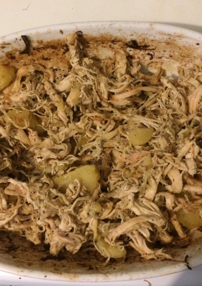 Una foto de Pechugas de pollo al horno, con cebolla y patatas