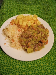Una foto de Guiso de zapallo italiano con papas fritas y arroz