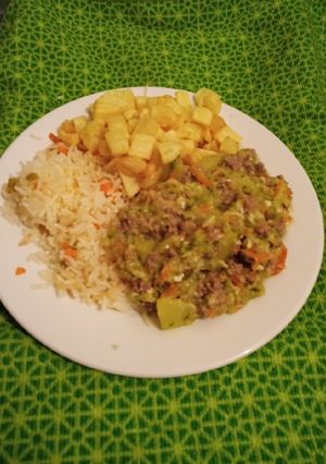 Una foto de Guiso de zapallo italiano con papas fritas y arroz