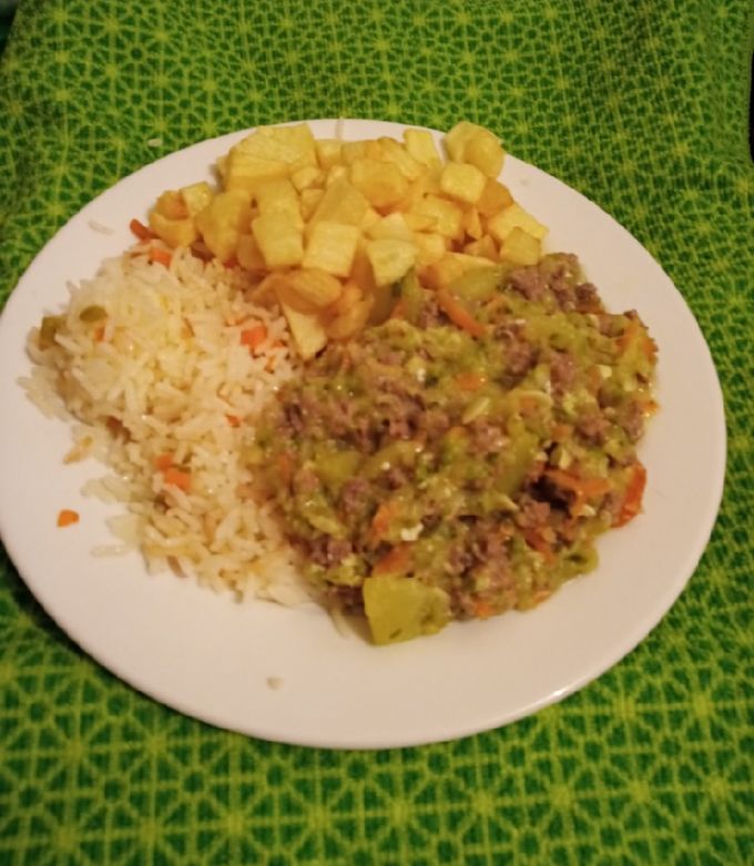 Una foto de Guiso de zapallo italiano con papas fritas y arroz